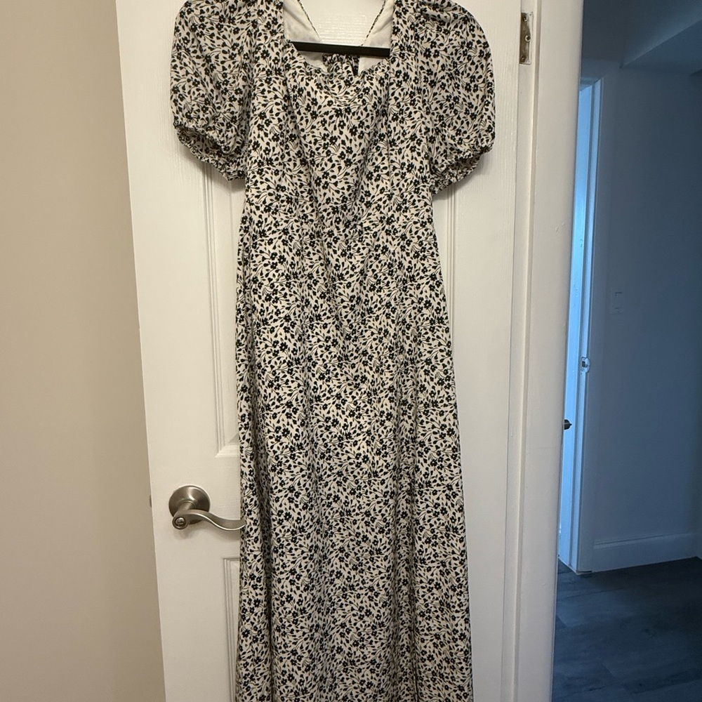 Altered state dress size small. Black and White V-Neck Puff Sleeve Sundress.